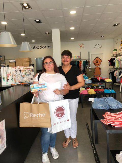 Entrega del premio de 1.000 euros a Marilo Cánovas, ganadora de la campaña comercial “El verano tiene premio” - 1, Foto 1