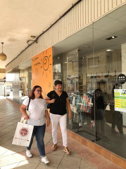 Entrega del premio de 1.000 euros a Marilo Cánovas, ganadora de la campaña comercial “El verano tiene premio” - 2, Foto 2