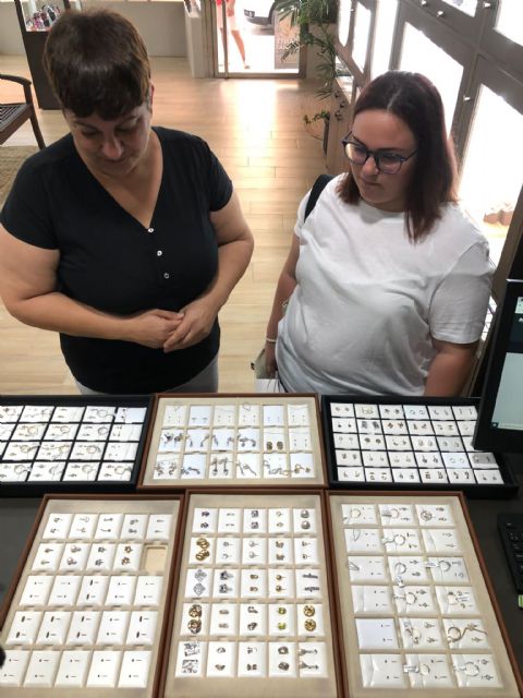 Entrega del premio de 1.000 euros a Marilo Cánovas, ganadora de la campaña comercial “El verano tiene premio” - 3, Foto 3