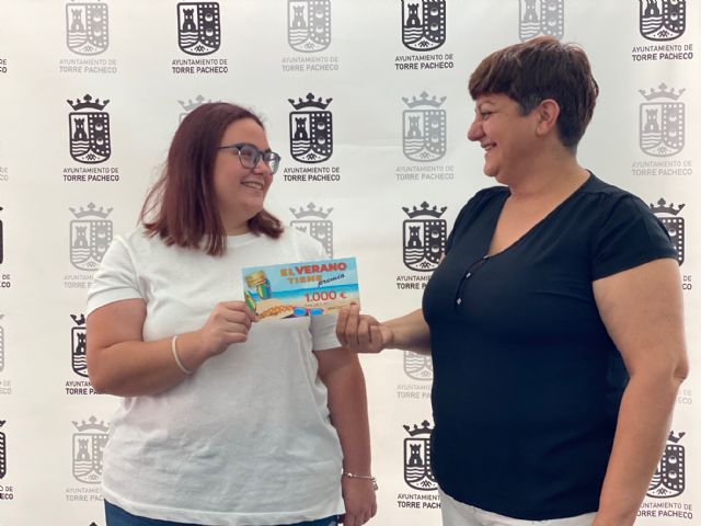 Entrega del premio de 1.000 euros a Marilo Cánovas, ganadora de la campaña comercial “El verano tiene premio” - 4, Foto 4