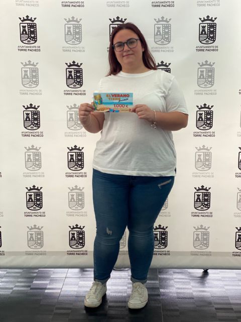 Entrega del premio de 1.000 euros a Marilo Cánovas, ganadora de la campaña comercial “El verano tiene premio” - 5, Foto 5