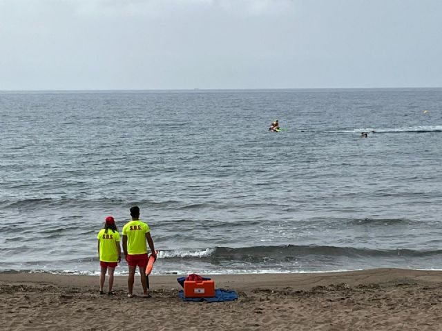 Socorristas de Puntas de Calnegre rescatan a una mujer de 76 años que presentaba dificultad para alcanzar la orilla mientras nadaba - 1, Foto 1