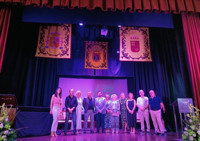 El pasado domingo dos de julio en el Teatro Trieta de Moratalla, se llevó a cabo la entrega de premios del LIII Certamen Literario Albaricoque de Oro y del V Certamen Literario Albaricoque de Plata - 1, Foto 1