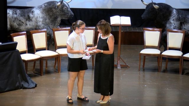 El pasado domingo dos de julio en el Teatro Trieta de Moratalla, se llevó a cabo la entrega de premios del LIII Certamen Literario Albaricoque de Oro y del V Certamen Literario Albaricoque de Plata - 5, Foto 5