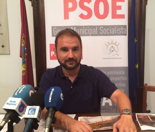 El PSOE exige al PP que dé una solución definitiva tras siete años al solar convertido en una infesta ciénaga de la calle Portijico - 1, Foto 1