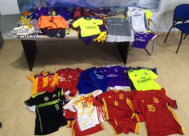 La Guardia Civil se incauta de medio millar de prendas falsificadas dispuestas para su comercialización ilícita - 1, Foto 1