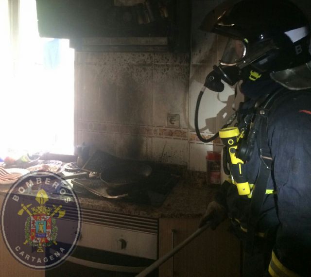 Los bomberos intervienen en el incendio de una vivienda en la Barriada Virgen de la Caridad - 1, Foto 1
