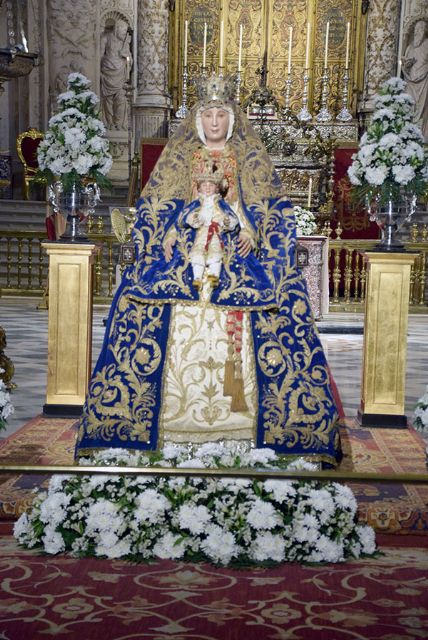 La Virgen de los Reyes hace historia los pies de la entrada de las rejas de la Capilla Real - 2, Foto 2