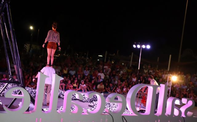 La magia del circo y las acrobacias protagonizan la primera jornada del décimo festival salDecalle - 1, Foto 1