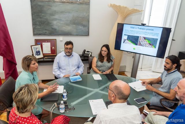 El Ayuntamiento contará a principios de año con un proyecto básico para retirar fangos y secos de las playas del sur del Mar Menor - 1, Foto 1