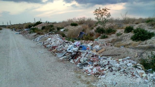 Cambiemos Murcia denuncia la constante presencia de escombros en la orilla del canal del Reguerón - 1, Foto 1