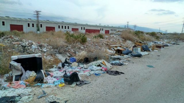 Cambiemos Murcia denuncia la constante presencia de escombros en la orilla del canal del Reguerón - 2, Foto 2