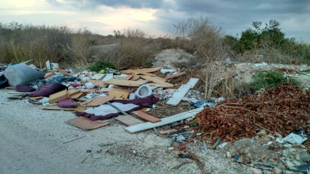 Cambiemos Murcia denuncia la constante presencia de escombros en la orilla del canal del Reguerón - 3, Foto 3