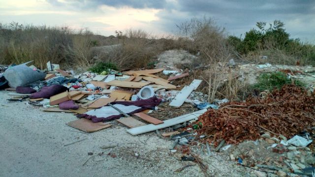 Cambiemos Murcia denuncia la constante presencia de escombros en la orilla del canal del Reguerón - 3, Foto 3