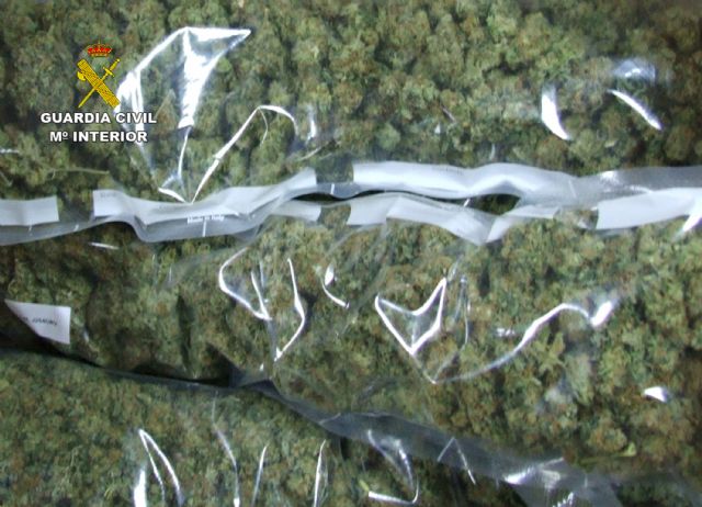 La Guardia Civil se incauta de más de cuatro kilos de cogollos de marihuana en Águilas - 1, Foto 1