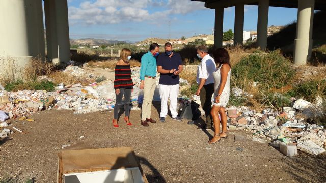 Las ramblas lorquinas acumulan escombreras, basuras, maleza y residuos tras más de dos años sin que la CHS haya limpiado cauce alguno en todo el municipio - 1, Foto 1