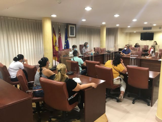 La alcaldesa y la edil de Educación se reúnen con las AMPAS para tratar cuestiones sobre el inicio del curso escolar - 1, Foto 1