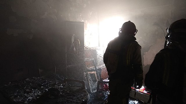 Bomberos Ceis sofocan incendio de vivienda en Lorca - 1, Foto 1