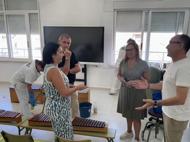 Los servicios de limpieza y jardinería ultiman los trabajos de puesta a punto de los colegios aguileños un año más - 1, Foto 1