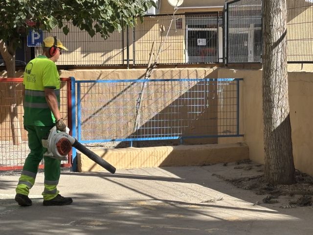 Los servicios de limpieza y jardinería ultiman los trabajos de puesta a punto de los colegios aguileños un año más - 2, Foto 2
