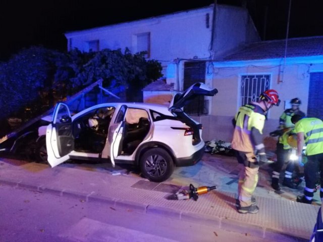 Dos heridos al chocar un coche contra una valla en Molina de Segura - 1, Foto 1