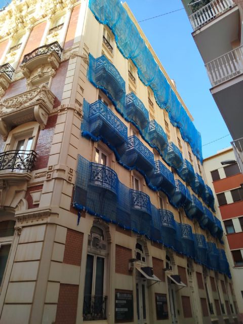 El PCAN pide al Ayuntamiento que incentive la restauración del Gran Hotel y la Casa Cervantes que tienen lonas en sus balcones - 1, Foto 1