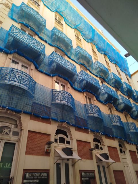 El PCAN pide al Ayuntamiento que incentive la restauración del Gran Hotel y la Casa Cervantes que tienen lonas en sus balcones - 2, Foto 2