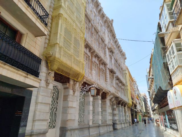 El PCAN pide al Ayuntamiento que incentive la restauración del Gran Hotel y la Casa Cervantes que tienen lonas en sus balcones - 3, Foto 3