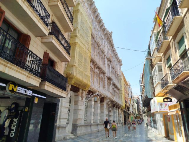 El PCAN pide al Ayuntamiento que incentive la restauración del Gran Hotel y la Casa Cervantes que tienen lonas en sus balcones - 4, Foto 4