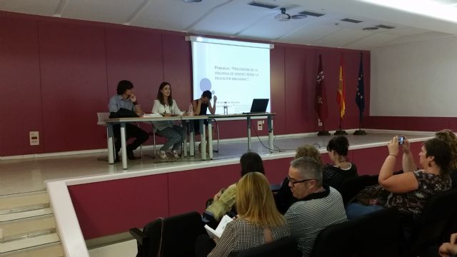 Familia inicia la formación a técnicos municipales para implantar la guía de prevención de violencia de género en el ámbito educativo - 1, Foto 1