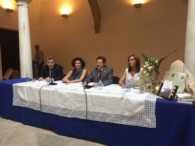El Alcalde de Lorca presenta el libro Palabras que cruzan el mar. Historias breves de inmigrantes murcianos en Córdoba, recopilado por el Centro Murciano de la ciudad argentina de Córdoba - 1, Foto 1