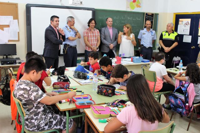 El coronel jefe de la Base Aérea de Alcantarilla y el alcalde visitan dos de los centros que participan en la II Muestra de trabajos: 12 de octubre. La Fiesta de mi País - 2, Foto 2