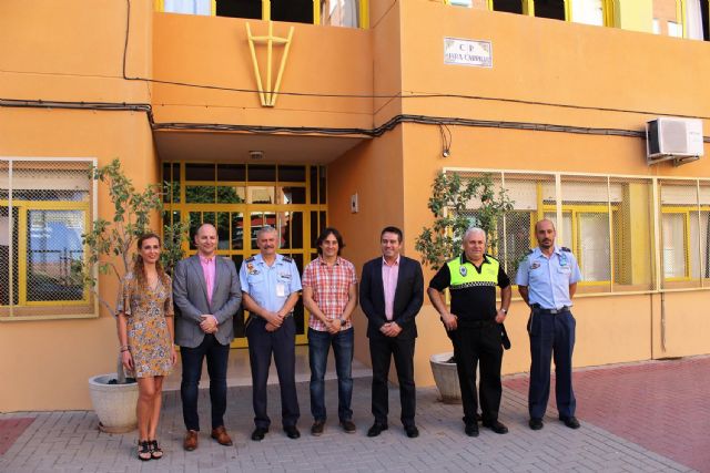El coronel jefe de la Base Aérea de Alcantarilla y el alcalde visitan dos de los centros que participan en la II Muestra de trabajos: 12 de octubre. La Fiesta de mi País - 3, Foto 3
