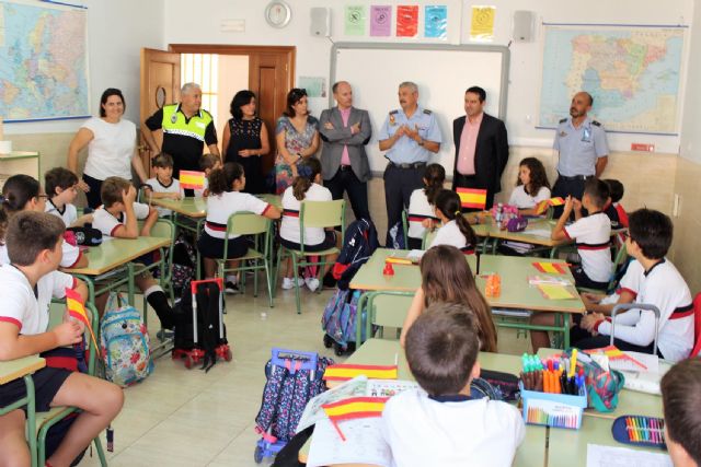 El coronel jefe de la Base Aérea de Alcantarilla y el alcalde visitan dos de los centros que participan en la II Muestra de trabajos: 12 de octubre. La Fiesta de mi País - 4, Foto 4
