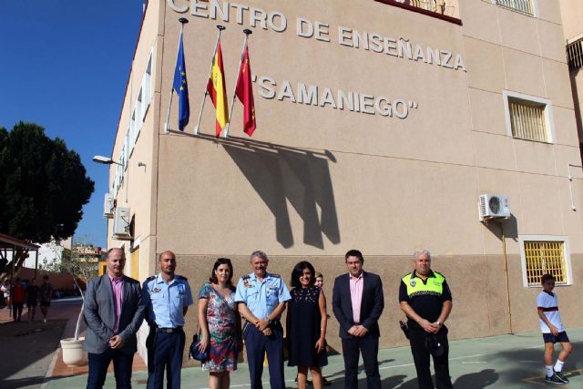 El coronel jefe de la Base Aérea de Alcantarilla y el alcalde visitan dos de los centros que participan en la II Muestra de trabajos: 12 de octubre. La Fiesta de mi País - 5, Foto 5