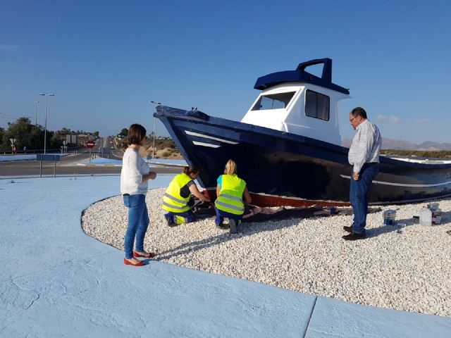 Finalizan los trabajos de pintura de la rotonda de acceso a Águilas ubicada en la RM-333 - 1, Foto 1