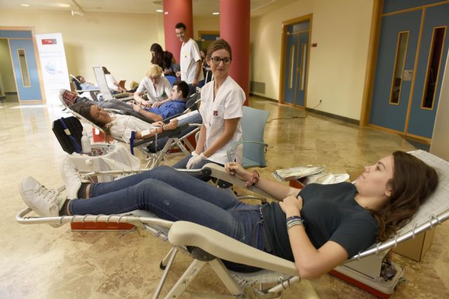 Doscientos estudiantes de la UMU acuden a donar su sangre para contribuir al reto del Día de las Universidades Saludables - 3, Foto 3