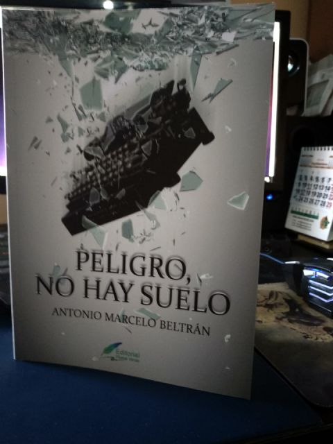 El periodista Antonio Marcelo Beltrán presenta Peligro, no hay suelo en la Feria del Libro de Murcia - 3, Foto 3