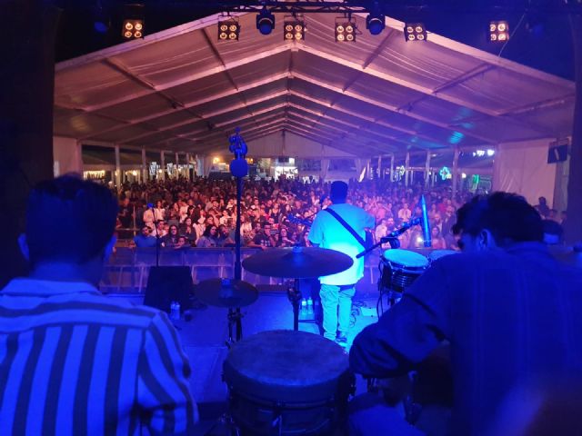 El grupo cordobés 'El Duende Callejero' atrae a un millar de asistentes a la Carpa Joven - 1, Foto 1