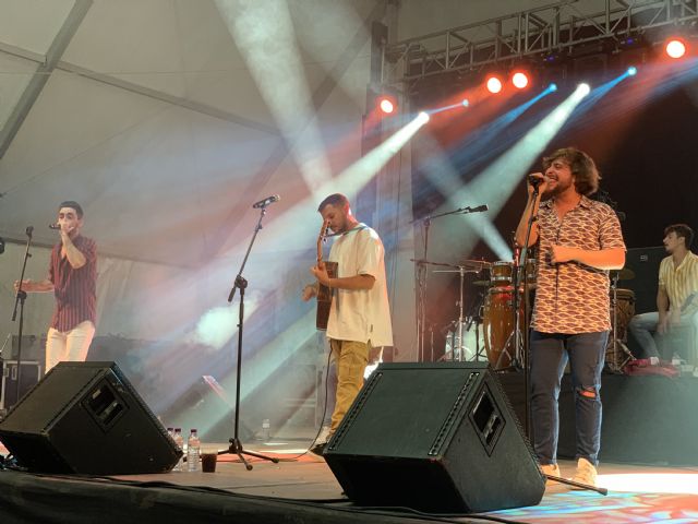 El grupo cordobés 'El Duende Callejero' atrae a un millar de asistentes a la Carpa Joven - 2, Foto 2
