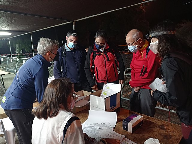 Más de 50 equipos participan en la Travesía Nocturna de Montaña con epicentro y brújula en el Castillo de Lorca - 1, Foto 1