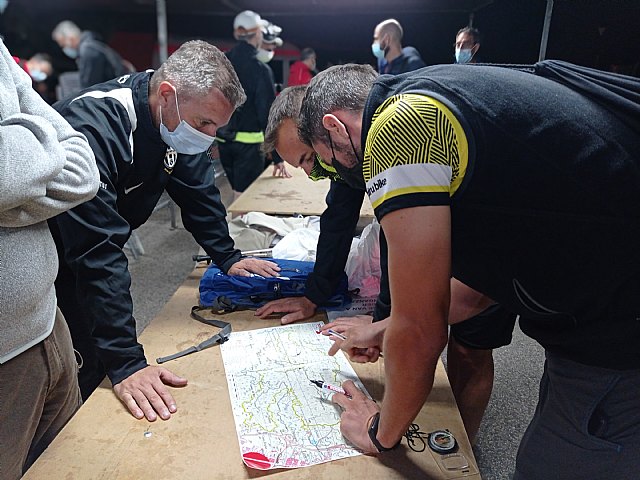 Más de 50 equipos participan en la Travesía Nocturna de Montaña con epicentro y brújula en el Castillo de Lorca - 2, Foto 2
