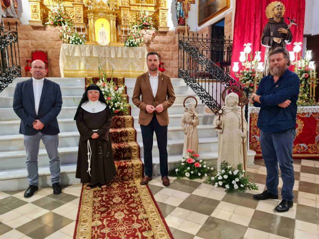 La fachada del convento de las Claras de Caravaca recupera las esculturas de San Francisco y Santa Clara de Asís como culminación a su restauración - 1, Foto 1