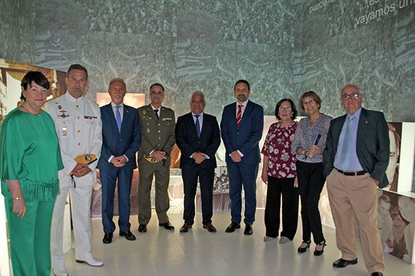 La Federación sevillanas de casas regionales y provinciales otorga a la (U.M.E.) el premio del “Aldabón de Sevilla” - 1, Foto 1