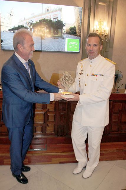 La Federación sevillanas de casas regionales y provinciales otorga a la (U.M.E.) el premio del “Aldabón de Sevilla” - 4, Foto 4