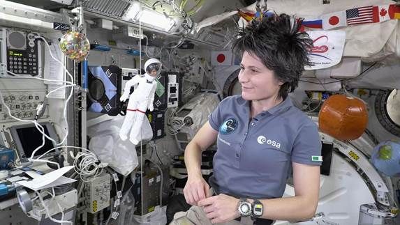 La primera mujer comandante de la ESA en Europa  vuela al espacio con su Barbie para inspirar a las niñas - 1, Foto 1