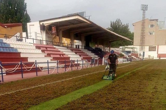 Adjudican el contrato para la resiembra y regeneración del césped natural del campo de fútbol municipal “Juan Cayuela”, Foto 1