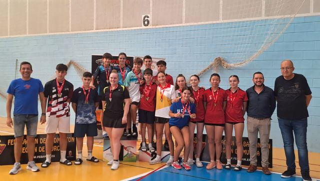 El Bádminton Las Torres triunfa en el campeonato autonómico con 18 medallas - 4, Foto 4