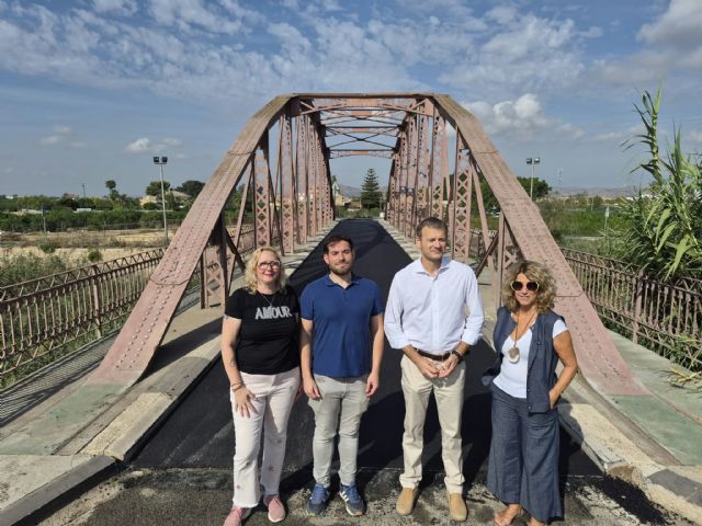 El Ayuntamiento renueva el pavimento del histórico Puente de hierro de Alquerías y protege su estructura - 2, Foto 2