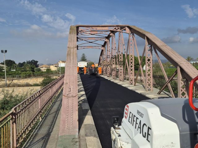 El Ayuntamiento renueva el pavimento del histórico Puente de hierro de Alquerías y protege su estructura - 3, Foto 3